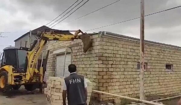 Füzulidə qanunsuz tikili söküldü - Video