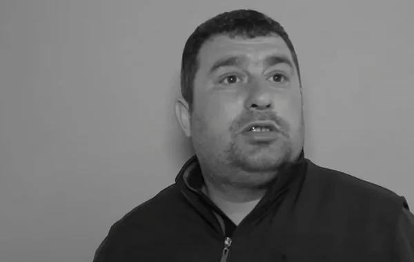 Övladının dəfnində "TikTok"da canlı yayım açan atanın iki uşağı əlindən alındı - FOTO