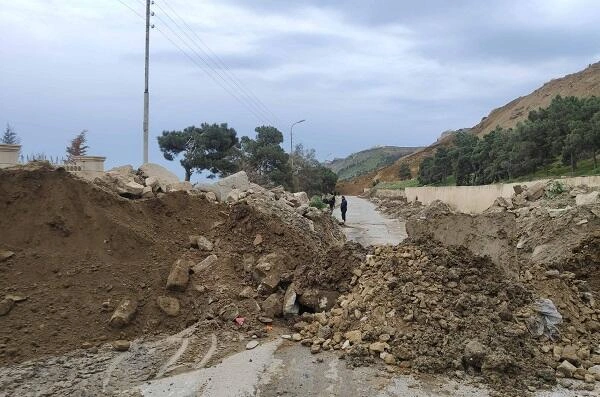 Azərbaycanda bu yolda torpaq sürüşməsi oldu - Foto