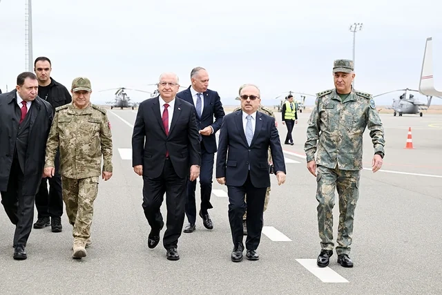 Üç ölkənin müdafiə nazirləri Xocavənddə hərbi texnikaların sərgisinə baxış keçirdilər - Foto/Video