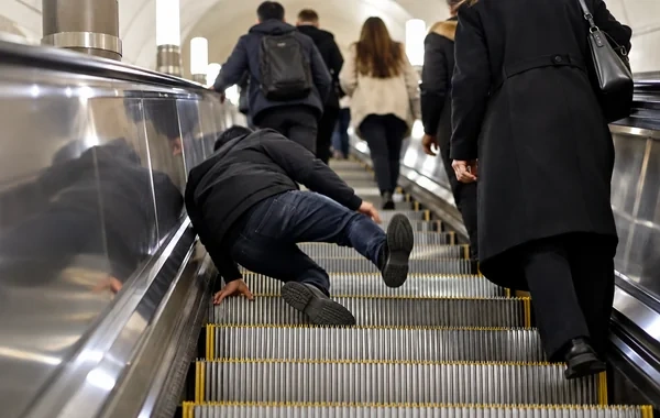 Bu il metroda 700-ə yaxın sərnişin eskalatordan yıxılıb - Rəsmi