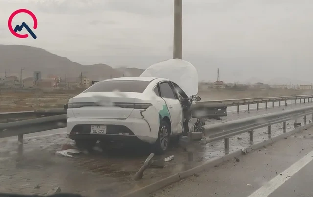 BYD arakəsməni dağıdıb işıq dirəyinə çırpıldı - FOTO