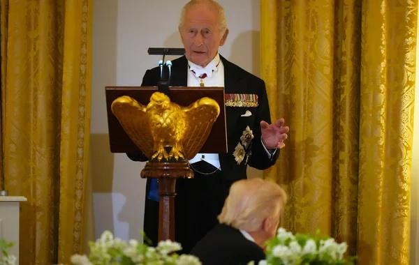 Kral III Çarlzın britaniyalıların 200 il əvvəl Ağ Evi yandırması barədə zarafatı gülüşə səbəb oldu - VİDEO