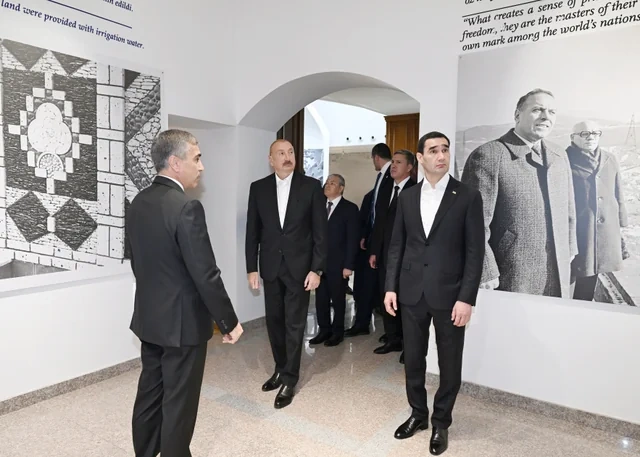 İlham Əliyev Sərdar Berdiməhəmmədovla Şuşada "Heydər Əliyev və Qarabağ" sərgisi ilə tanış olublar - FOTO