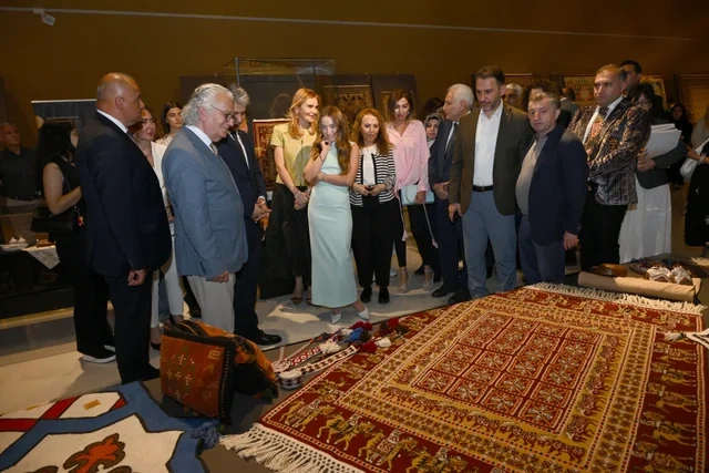 Azərbaycan Milli Xalça Muzeyində "Bir mədəniyyət xəzinəsi: Divanü lüğat-it-türk" sərgisi açılıb