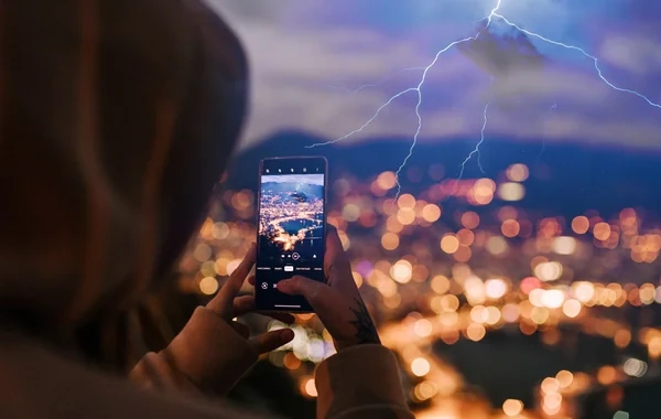 Şimşək çaxarkən mobil telefondan istifadə təhlükəlidir? - Mütəxəssis rəyi
