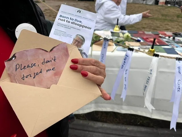 Brüsseldə itkin azərbaycanlıların xatirəsinə xüsusi installyasiya nümayiş etdirildi - Foto