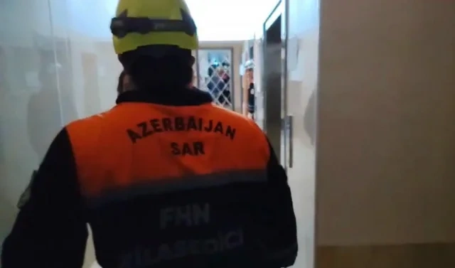 Bakıda çoxmərtəbəli binada yanğın: Hadisə yerindən görüntülər - Foto