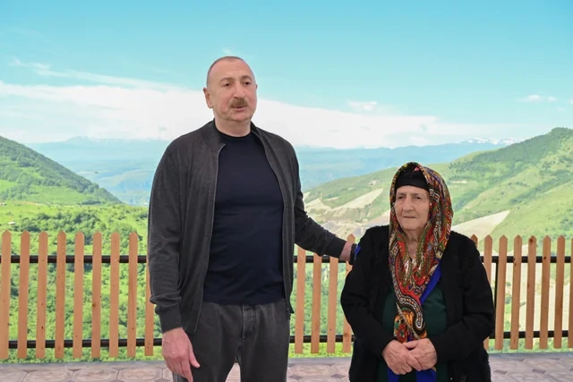 İlham Əliyev Şuşanın Böyük Qaladərəsi kəndində görülən işlərlə tanış olub, sakinlərlə görüşüb