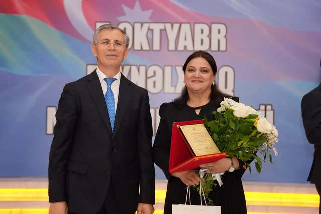 Xətai rayonunda Beynəlxalq Müəllimlər Günü münasibətilə "Zirvəyə Aparan İşıq" adlı tədbir keçirilib - Foto/Video