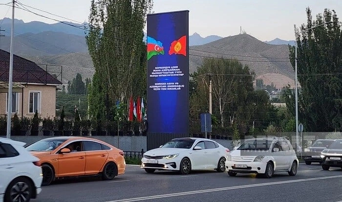 Çolpon-Atada Əliyevin səfərinə həsr olunmuş banner - Foto