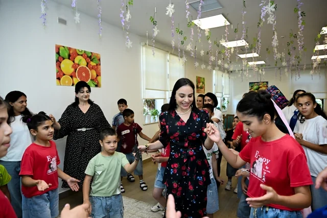 Leyla Əliyeva Şəkidə Uşaq evi sosial xidmət müəssisəsinin sakinləri ilə görüşüb - FOTO