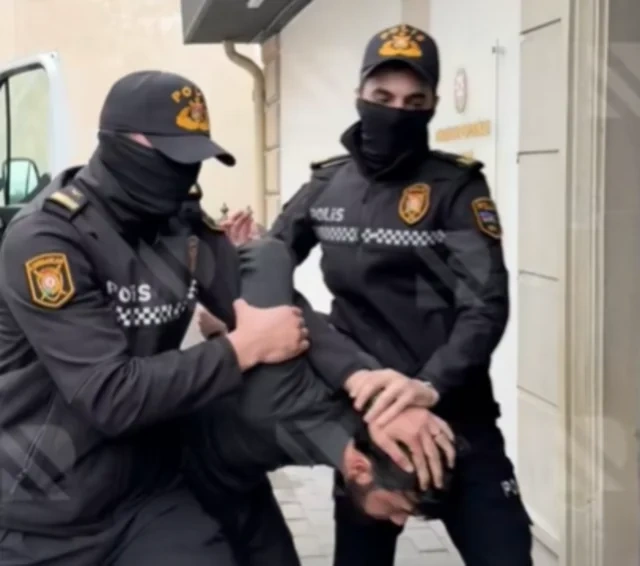 Deputat Arzuxan Əlizadənin qətldə şübhəli bilinən oğlu Əhməd məhkəməyə gətirildi - Video
