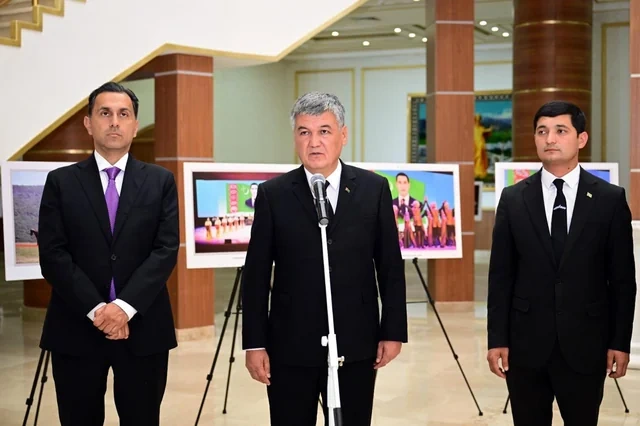 Türkmənistanda "Azərbaycan - obyektivdən tarixə" adlı sərgi təqdim olunub - FOTO