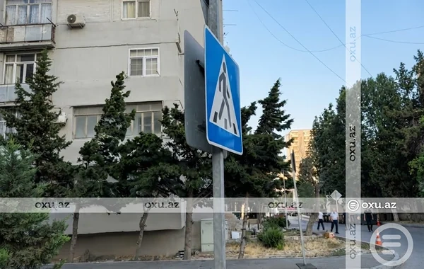 Yasamalda piyada zolağını bildirən yol nişanı TƏHLÜKƏ SAÇIR - VİDEO