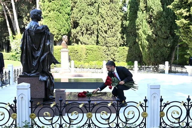 SOCAR-ın kollektivi Fəxri xiyabanı və Şəhidlər xiyabanını ziyarət edib - Foto