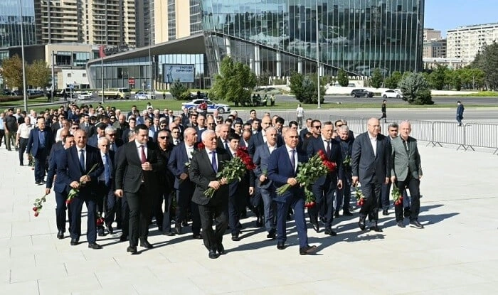 “AzərEnerji” və “Azərişıq” rəhbərliyi Zəfər abidəsində