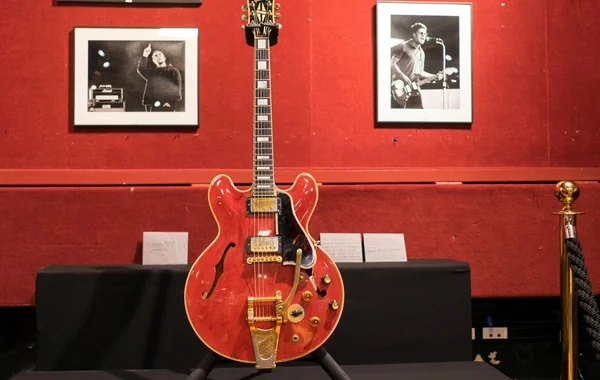 "Oasis" qrupunun lideri Noel Qallaherə məxsus gitara hərraca çıxarılıb