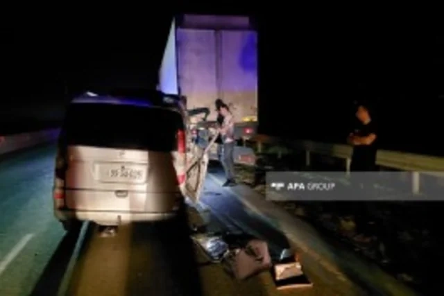 Lənkəranda dəhşətli qəza: "Mercedes Vito" TIR-a çırpıldı, ölənlər var - FOTO