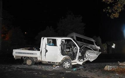 Yük maşını dirəyə çırpıldı, sürücü xilas edildi - Video