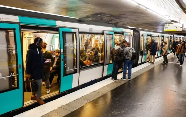 Paris metrosunda bıçaqlı şəxs qadınlara hücum edib