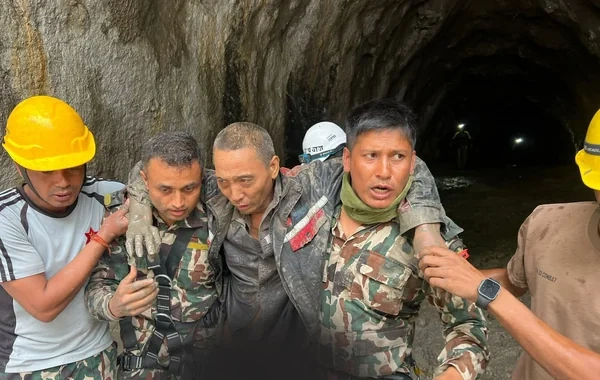 On bir gün sonra möcüzə: Nepal fəlakətindən daha bir nəfər sağ tapıldı - VİDEO