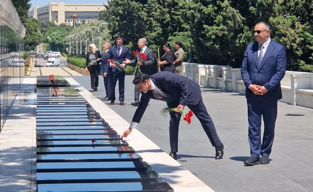 ABŞ Konqresinin nümayəndə heyəti Şəhidlər xiyabanını ziyarət edib - FOTO