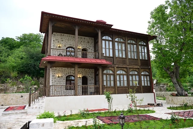 Prezident İlham Əliyev Şuşada "Yasəmən" hotelinin yeni korpusları ilə tanış olub - FOTO