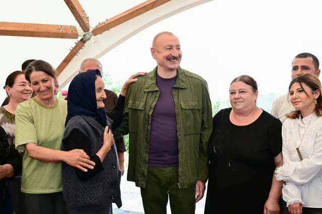 Prezident Kiçik Qaladərəsində görülən işlərlə tanış olub və kəndə qayıdan sakinlərlə görüşüb - FOTO