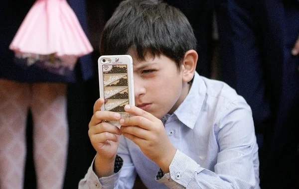 Sosial şəbəkələrin uşaqlar üçün təhlükəsi siqaret çəkməklə müqayisə edilir