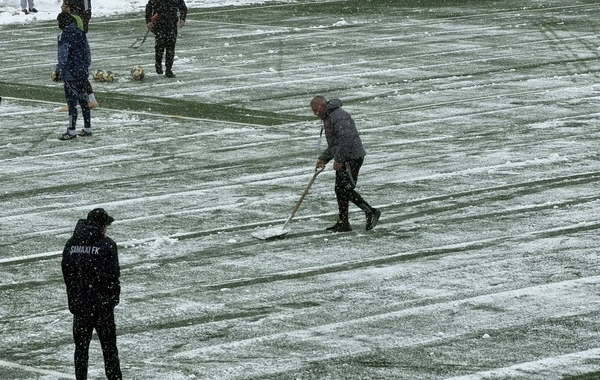 Qurban Qurbanov "Qarabağ" üçün stadion təmizlədi