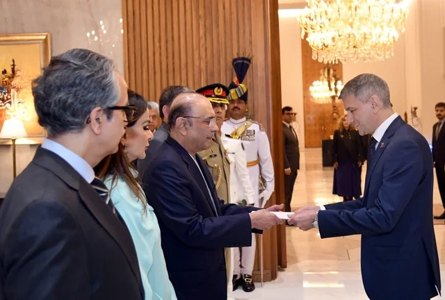 Azərbaycanın yeni səfiri etimadnaməsini Pakistan prezidentinə təqdim edib - Foto