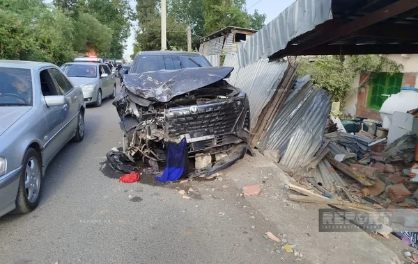Bərdədə avtomobil yaşayış evinə çırpıldı: Xəsarət alanlar var - FOTO