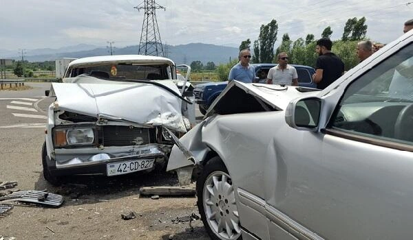 Bərdədə "Mersedes" VAZ-la toqquşdu: ölən var