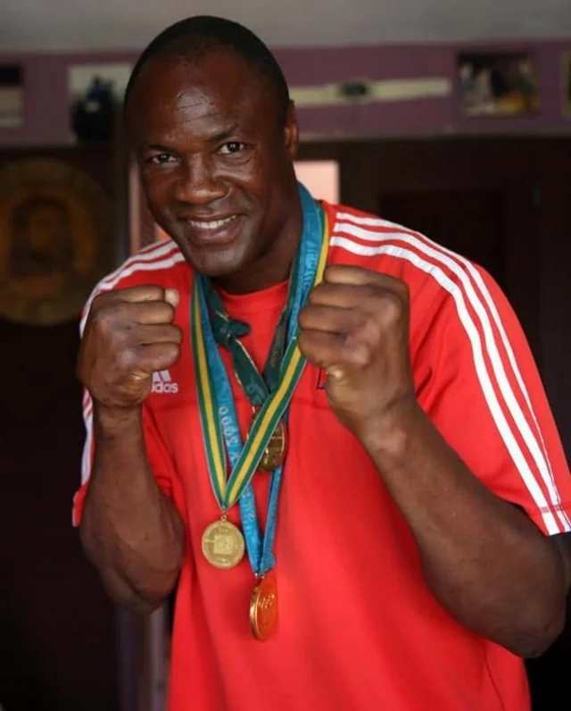 Üçqat Olimpiya çempionu Kubada küçədə yemək axtararkən görüntülənib - Foto/Video