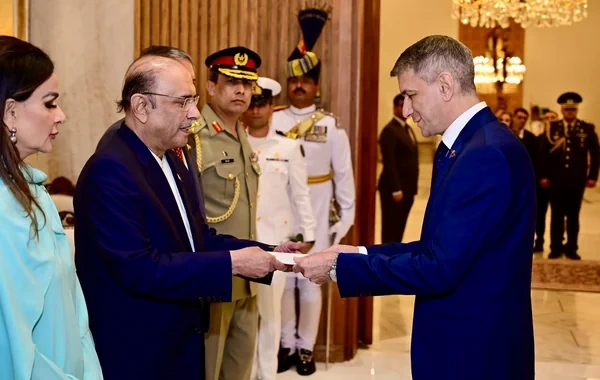 Azərbaycanın yeni səfiri etimadnaməsini Pakistan prezidentinə təqdim edib - Foto