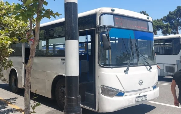 Bakıda nasaz avtobus qəza şəraiti yaratdı, sürücü sərnişinləri təhqir etdi - VİDEO