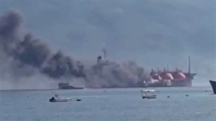 Hörmüzdə tanker minaya düşdü