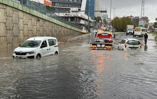 İstanbulda şiddətli leysan: Avtomobil yolu çökdü - Video