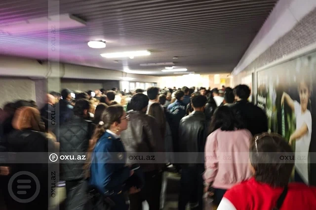 Metronun "Koroğlu" stansiyasının girişində sıxlıq - Foto/Video