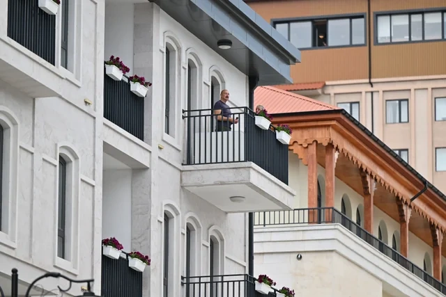 Prezident Şuşanın Qarabağ küçəsində həyata keçirilmiş işlərlə tanış olub - FOTO