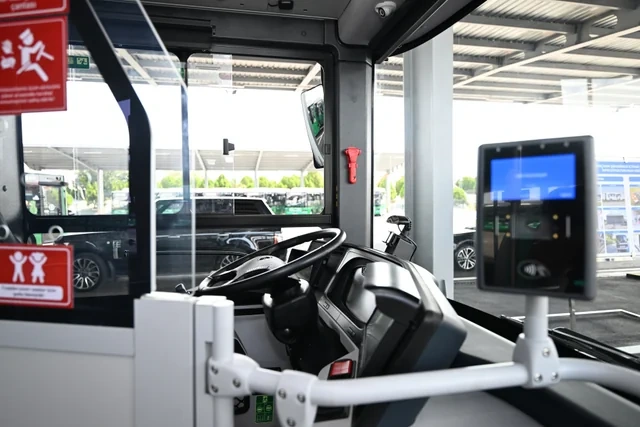 Prezident Naxçıvanda elektrik mühərrikli yeni avtobuslara baxıb, dəmir yolu infrastrukturunda aparılan yenidənqurma işləri ilə tanış olub - VİDEO
