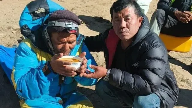 Everestdə möcüzə: Bələdçi su, qida və oksigen ehtiyatı olmadan altı gün keçirdi - FOTO