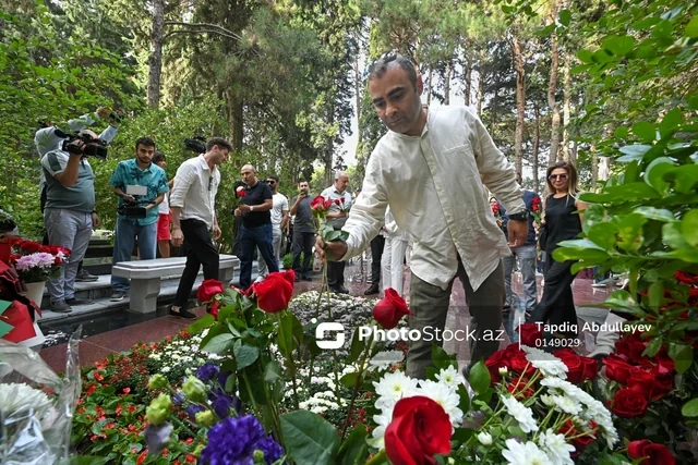 Müslüm Maqomayevin anadan olmasının 84-cü ildönümü ilə bağlı anım mərasimi keçirilib - FOTO