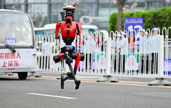 İnsanabənzər robotdan tarixi nəticə: 100 metrə 9,32 saniyə - VİDEO