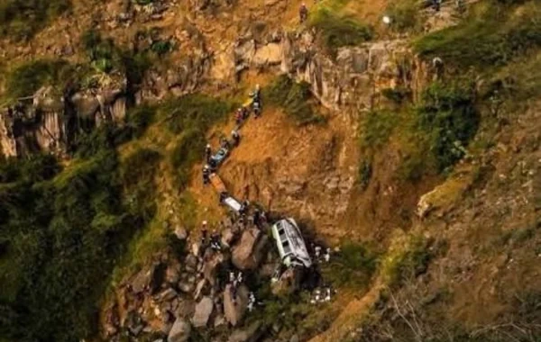 Qərbi Afrikada avtobus dərəyə aşdı: Azı 22 nəfər həlak olub