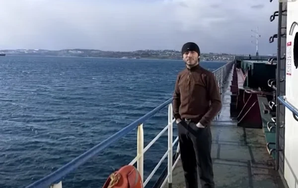 Şəhidimizin adını daşıyan gəmidə dron hücumu nəticəsində yaralanan azərbaycanlının atası danışdı - Video/Foto