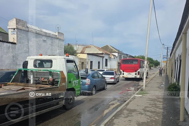 Bakıda sakinlərin kabusuna çevrilən küçədən şikayət: "Qəzalar olur, təcili yardım tıxacda qalır, baxan yoxdur"