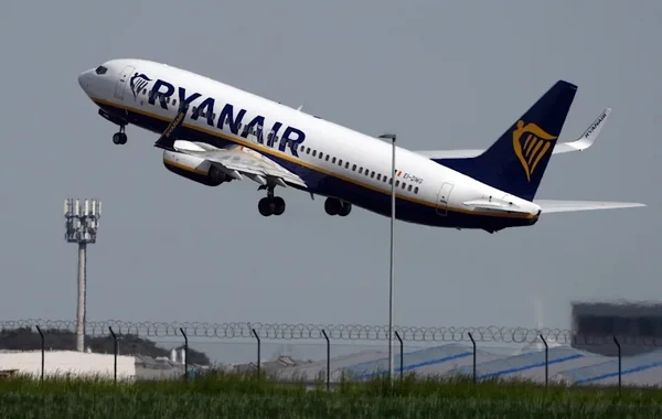 Səmada kabus: "Ryanair" təyyarəsinin pəncərəsi sındı, sərnişin havaya sovruldu - VİDEO