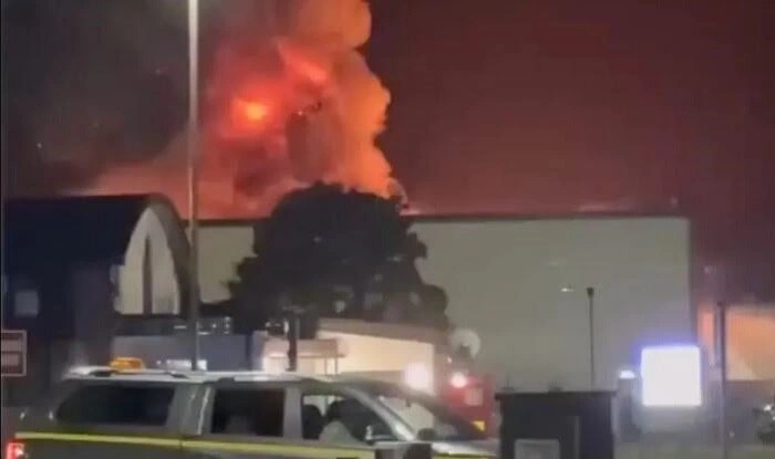 İrana zərbə endirilən bazada güclü yanğın - Video